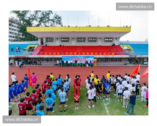 广东大学足球联赛精彩纷呈 学生球员激烈角逐 展现青春风采与团队精神